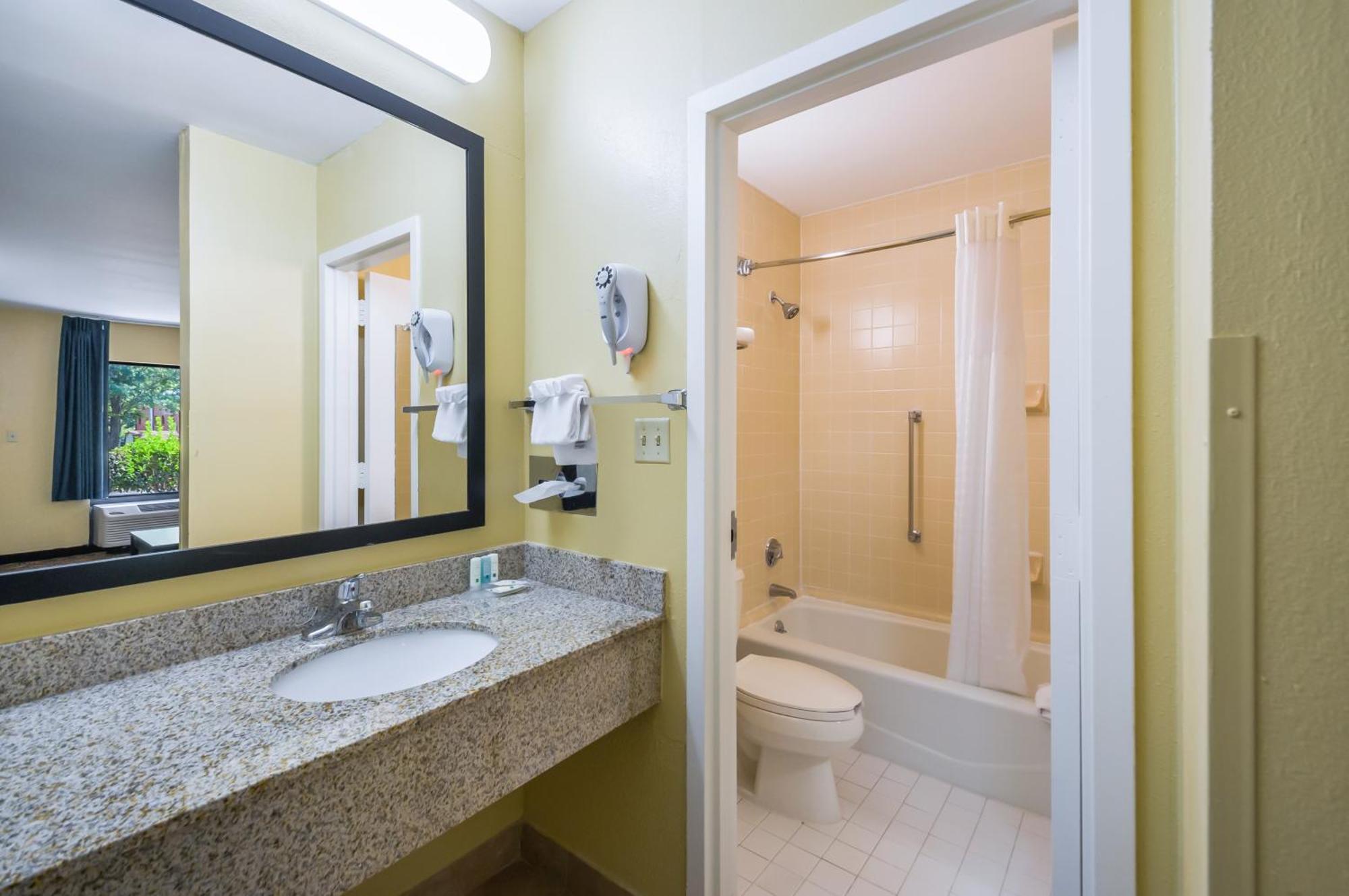 Quality Inn Fredericksburg-Central Park Area Exteriör bild