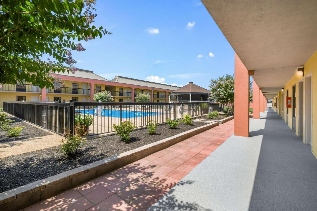 Quality Inn Fredericksburg-Central Park Area Exteriör bild